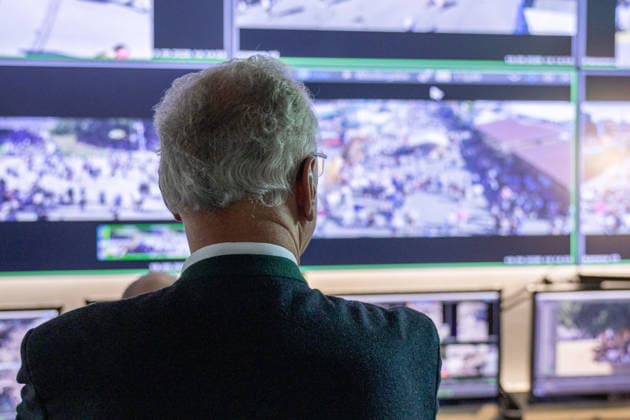 Monitore der Videoüberwachung in der Wiesn-Wache zeigen das Festgelände beim 191. Oktoberfest 2026. Joachim Herrmann informiert sich dort über Polizeiarbeit, Schutzmaßnahmen und Sicherheitskonzept