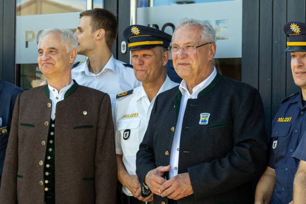 Bayerns Innenminister Joachim Herrmann spricht beim Besuch der Wiesn-Wache auf dem 191. Oktoberfest 2026. Vor Ort informiert er sich über Sicherheitslage, Polizeiarbeit und aktuelle Schutzmaßnahmen