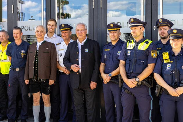 Bayerns Innenminister Joachim Herrmann spricht beim Besuch der Wiesn-Wache auf dem 191. Oktoberfest 2026. Vor Ort informiert er sich über Sicherheitslage, Polizeiarbeit und aktuelle Schutzmaßnahmen