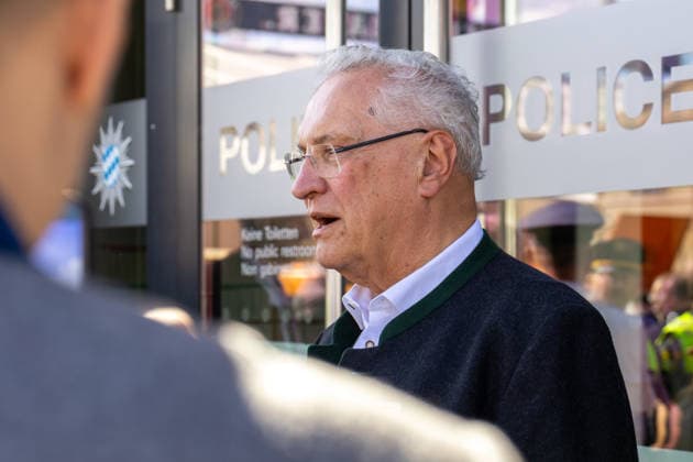 Bayerns Innenminister Joachim Herrmann spricht beim Besuch der Wiesn-Wache auf dem 191. Oktoberfest 2026. Vor Ort informiert er sich über Sicherheitslage, Polizeiarbeit und aktuelle Schutzmaßnahmen