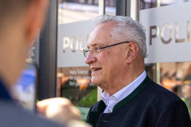 Bayerns Innenminister Joachim Herrmann spricht beim Besuch der Wiesn-Wache auf dem 191. Oktoberfest 2026. Vor Ort informiert er sich über Sicherheitslage, Polizeiarbeit und aktuelle Schutzmaßnahmen
