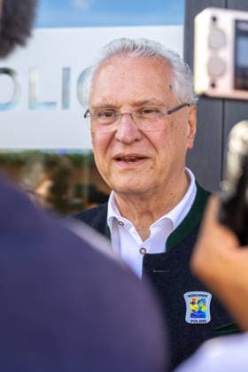 Bayerns Innenminister Joachim Herrmann spricht beim Besuch der Wiesn-Wache auf dem 191. Oktoberfest 2026. Vor Ort informiert er sich über Sicherheitslage, Polizeiarbeit und aktuelle Schutzmaßnahmen