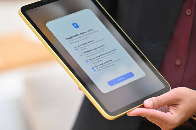 ANTHONY ALBANESE UNITED STATES VISIT, An Apple employee demonstrates Apple™s new child safety features at Apple Park in Cupertino, California in United States, Saturday, September 19, 2026. ( NO ARCHIVING Cupertino California United States of America SAN JOSE  Copyright: xMICKxTSIKASx 20260920156698855433
