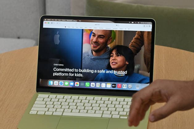 ANTHONY ALBANESE UNITED STATES VISIT, An Apple employee demonstrates Apple™s new child safety features at Apple Park in Cupertino, California in United States, Saturday, September 19, 2026. ( NO ARCHIVING Cupertino California United States of America SAN JOSE  Copyright: xMICKxTSIKASx 20260920161027950489