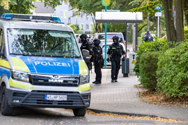 Schüsse in Frankfurt-Eckenheim 19.09.2026: In Frankfurt-Eckenheim sind laut Medieninfo der Polizei Schüsse gefallen. Die Polizei ist seit dem frühen Samstagabend mit einem gößeren Aufgebot vor Ort. Das Einsatzgeschehen verteilt sich auf mehrere Örtlichkeiten, unter anderem in der Sigmund-Freud-Straße und in der Niederbornstraße. Hintergründe sind noch nicht bekannt. Frankfurt am Main Eckenheim Hessen Deutschland