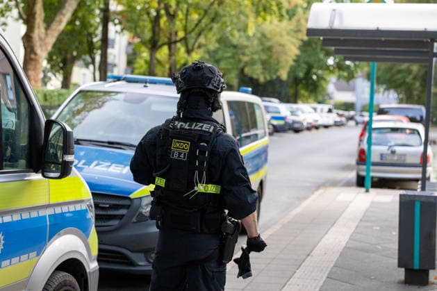 Schüsse in Frankfurt-Eckenheim 19.09.2026: In Frankfurt-Eckenheim sind laut Medieninfo der Polizei Schüsse gefallen. Die Polizei ist seit dem frühen Samstagabend mit einem gößeren Aufgebot vor Ort. Das Einsatzgeschehen verteilt sich auf mehrere Örtlichkeiten, unter anderem in der Sigmund-Freud-Straße und in der Niederbornstraße. Hintergründe sind noch nicht bekannt. Frankfurt am Main Eckenheim Hessen Deutschland