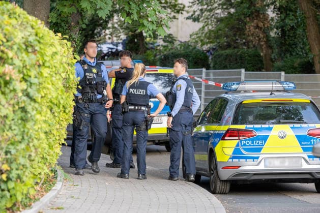 Schüsse in Frankfurt-Eckenheim 19.09.2026: In Frankfurt-Eckenheim sind laut Medieninfo der Polizei Schüsse gefallen. Die Polizei ist seit dem frühen Samstagabend mit einem gößeren Aufgebot vor Ort. Das Einsatzgeschehen verteilt sich auf mehrere Lokalitäten, unter anderem in der Sigmund-Freud-Straße und in der Niederbornstraße. Hintergründe sind noch nicht bekannt. Frankfurt am Main Eckenheim Hessen Deutschland