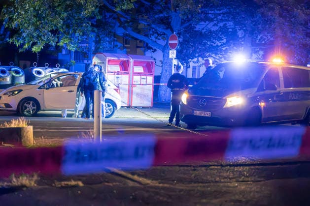 Schüsse in Frankfurt-Eckenheim 19.09.2026: In Frankfurt-Eckenheim sind laut Medieninfo der Polizei Schüsse gefallen. Die Polizei ist seit dem frühen Samstagabend mit einem gößeren Aufgebot vor Ort. Das Einsatzgeschehen verteilt sich auf mehrere Lokalitäten, unter anderem in der Sigmund-Freud-Straße und in der Niederbornstraße. Hintergründe sind noch nicht bekannt. Frankfurt am Main Eckenheim Hessen Deutschland