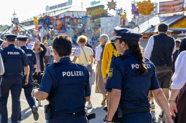 Polizistinnen und Polizisten zeigen beim 191. Oktoberfest 2026 starke Präsenz auf dem Festgelände. Die Einsatzkräfte sind Teil des Sicherheitskonzepts und sorgen zwischen den Besuchern für Schutz und Ordnung