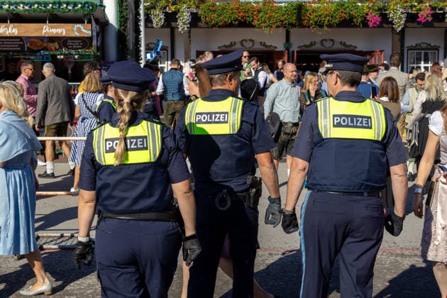 Polizistinnen und Polizisten zeigen beim 191. Oktoberfest 2026 starke Präsenz auf dem Festgelände. Die Einsatzkräfte sind Teil des Sicherheitskonzepts und sorgen zwischen den Besuchern für Schutz und Ordnung