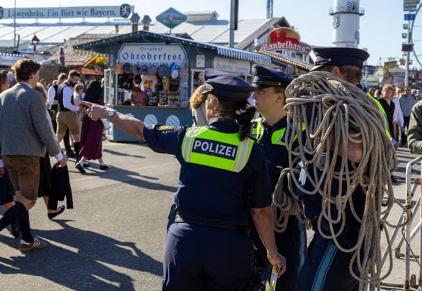 Polizistinnen und Polizisten zeigen beim 191. Oktoberfest 2026 starke Präsenz auf dem Festgelände. Die Einsatzkräfte sind Teil des Sicherheitskonzepts und sorgen zwischen den Besuchern für Schutz und Ordnung