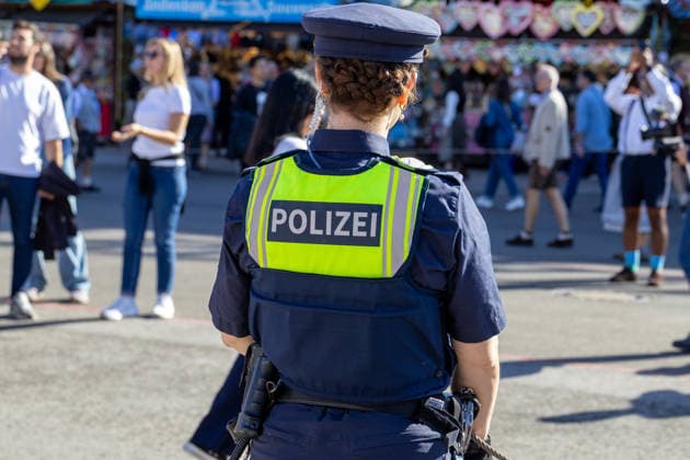 Polizistinnen und Polizisten zeigen beim 191. Oktoberfest 2026 starke Präsenz auf dem Festgelände. Die Einsatzkräfte sind Teil des Sicherheitskonzepts und sorgen zwischen den Besuchern für Schutz und Ordnung
