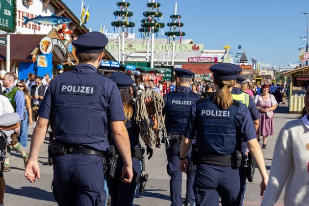 Polizistinnen und Polizisten zeigen beim 191. Oktoberfest 2026 starke Präsenz auf dem Festgelände. Die Einsatzkräfte sind Teil des Sicherheitskonzepts und sorgen zwischen den Besuchern für Schutz und Ordnung