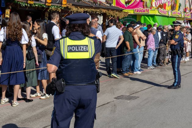 Polizistinnen und Polizisten zeigen beim 191. Oktoberfest 2026 starke Präsenz auf dem Festgelände. Die Einsatzkräfte sind Teil des Sicherheitskonzepts und sorgen zwischen den Besuchern für Schutz und Ordnung