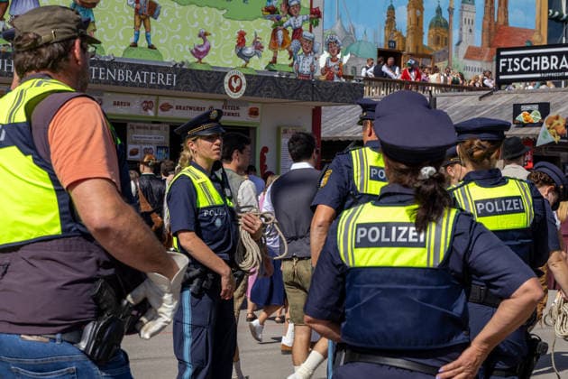 Polizistinnen und Polizisten zeigen beim 191. Oktoberfest 2026 starke Präsenz auf dem Festgelände. Die Einsatzkräfte sind Teil des Sicherheitskonzepts und sorgen zwischen den Besuchern für Schutz und Ordnung