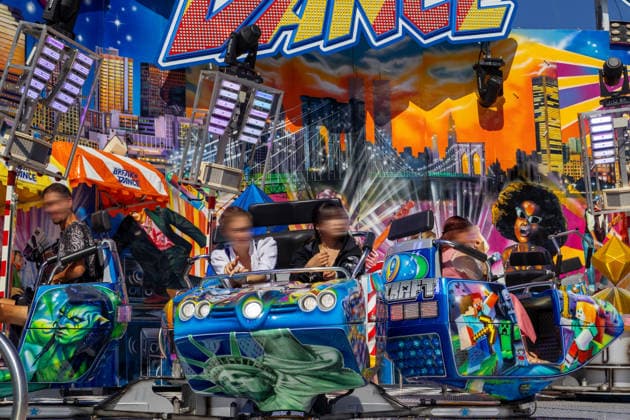 Besucher fahren beim 191. Oktoberfest 2026 im Break Dance. Das schnelle Rundfahrgeschäft dreht einzelne Gondeln zusätzlich um die eigene Achse und sorgt für Tempo, Bewegung und Nervenkitzel
