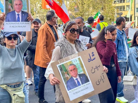 Deutschland: Düsseldorf, Am Samstag, den 19. September 2026, fand in Düsseldorf eine Demonstration mit Bezug zum Iran statt. Unter den Demonstrierenden waren israelische und US-amerikanische Flaggen zu sehen. Einige Teilnehmer zeigten außerdem Porträts von Reza Pahlavi und dem israelischen Ministerpräsidenten Benjamin Netanyahu. Auf den mitgeführten Plakaten und Bildern wurden unterschiedliche politische Botschaften im Zusammenhang mit der Situation im Iran dargestellt. Düsseldorf Deutschland Copyright: xOrhanxHabashx