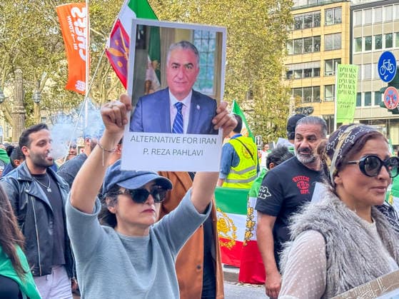 Deutschland: Düsseldorf, Am Samstag, den 19. September 2026, fand in Düsseldorf eine Demonstration mit Bezug zum Iran statt. Unter den Demonstrierenden waren israelische und US-amerikanische Flaggen zu sehen. Einige Teilnehmer zeigten außerdem Porträts von Reza Pahlavi und dem israelischen Ministerpräsidenten Benjamin Netanyahu. Auf den mitgeführten Plakaten und Bildern wurden unterschiedliche politische Botschaften im Zusammenhang mit der Situation im Iran dargestellt. Düsseldorf Deutschland Copyright: xOrhanxHabashx