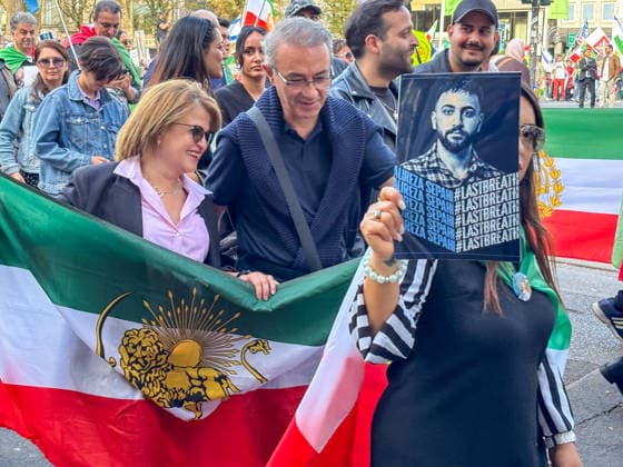 Deutschland: Düsseldorf, Am Samstag, den 19. September 2026, fand in Düsseldorf eine Demonstration mit Bezug zum Iran statt. Unter den Demonstrierenden waren israelische und US-amerikanische Flaggen zu sehen. Einige Teilnehmer zeigten außerdem Porträts von Reza Pahlavi und dem israelischen Ministerpräsidenten Benjamin Netanyahu. Auf den mitgeführten Plakaten und Bildern wurden unterschiedliche politische Botschaften im Zusammenhang mit der Situation im Iran dargestellt. Düsseldorf Deutschland Copyright: xOrhanxHabashx