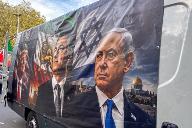 Deutschland: Düsseldorf, Am Samstag, den 19. September 2026, fand in Düsseldorf eine Demonstration mit Bezug zum Iran statt. Unter den Demonstrierenden waren israelische und US-amerikanische Flaggen zu sehen. Einige Teilnehmer zeigten außerdem Porträts von Reza Pahlavi und dem israelischen Ministerpräsidenten Benjamin Netanyahu. Auf den mitgeführten Plakaten und Bildern wurden unterschiedliche politische Botschaften im Zusammenhang mit der Situation im Iran dargestellt. Bilder, Fotos, Auto, Benjamin Netanyahu Düsseldorf Deutschland Copyright: xOrhanxHabashx