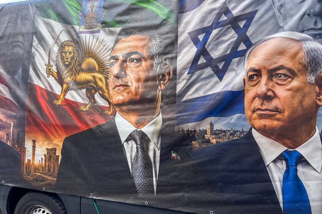 Deutschland: Düsseldorf, Am Samstag, den 19. September 2026, fand in Düsseldorf eine Demonstration mit Bezug zum Iran statt. Unter den Demonstrierenden waren israelische und US-amerikanische Flaggen zu sehen. Einige Teilnehmer zeigten außerdem Porträts von Reza Pahlavi und dem israelischen Ministerpräsidenten Benjamin Netanyahu. Auf den mitgeführten Plakaten und Bildern wurden unterschiedliche politische Botschaften im Zusammenhang mit der Situation im Iran dargestellt. Fotos, Portrait, Benjamin Netanyahu, Unterstützung Düsseldorf Deutschland Copyright: xOrhanxHabashx
