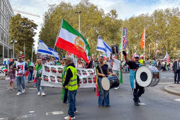 Deutschland: Düsseldorf, Am Samstag, den 19. September 2026, fand in Düsseldorf eine Demonstration mit Bezug zum Iran statt. Unter den Demonstrierenden waren israelische und US-amerikanische Flaggen zu sehen. Einige Teilnehmer zeigten außerdem Porträts von Reza Pahlavi und dem israelischen Ministerpräsidenten Benjamin Netanyahu. Auf den mitgeführten Plakaten und Bildern wurden unterschiedliche politische Botschaften im Zusammenhang mit der Situation im Iran dargestellt. Düsseldorf Deutschland Copyright: xOrhanxHabashx