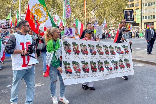 Deutschland: Düsseldorf, Am Samstag, den 19. September 2026, fand in Düsseldorf eine Demonstration mit Bezug zum Iran statt. Unter den Demonstrierenden waren israelische und US-amerikanische Flaggen zu sehen. Einige Teilnehmer zeigten außerdem Porträts von Reza Pahlavi und dem israelischen Ministerpräsidenten Benjamin Netanyahu. Auf den mitgeführten Plakaten und Bildern wurden unterschiedliche politische Botschaften im Zusammenhang mit der Situation im Iran dargestellt. Fotos, Banner, Poster, Iran, Israel Düsseldorf Deutschland Copyright: xOrhanxHabashx