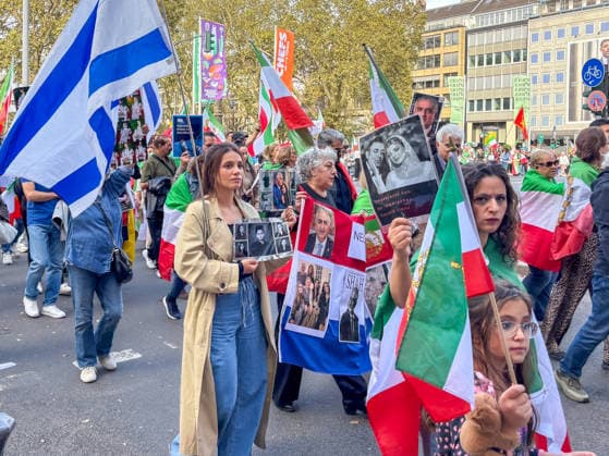 Deutschland: Düsseldorf, Am Samstag, den 19. September 2026, fand in Düsseldorf eine Demonstration mit Bezug zum Iran statt. Unter den Demonstrierenden waren israelische und US-amerikanische Flaggen zu sehen. Einige Teilnehmer zeigten außerdem Porträts von Reza Pahlavi und dem israelischen Ministerpräsidenten Benjamin Netanyahu. Auf den mitgeführten Plakaten und Bildern wurden unterschiedliche politische Botschaften im Zusammenhang mit der Situation im Iran dargestellt. Israels Flagge Düsseldorf Deutschland Copyright: xOrhanxHabashx
