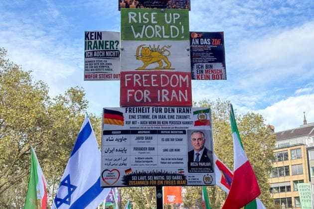 Deutschland: Düsseldorf, Am Samstag, den 19. September 2026, fand in Düsseldorf eine Demonstration mit Bezug zum Iran statt. Unter den Demonstrierenden waren israelische und US-amerikanische Flaggen zu sehen. Einige Teilnehmer zeigten außerdem Porträts von Reza Pahlavi und dem israelischen Ministerpräsidenten Benjamin Netanyahu. Auf den mitgeführten Plakaten und Bildern wurden unterschiedliche politische Botschaften im Zusammenhang mit der Situation im Iran dargestellt. Freedom Iran, Unterstützung, Freiheit Düsseldorf Deutschland Copyright: xOrhanxHabashx