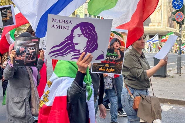 Deutschland: Düsseldorf, Am Samstag, den 19. September 2026, fand in Düsseldorf eine Demonstration mit Bezug zum Iran statt. Unter den Demonstrierenden waren israelische und US-amerikanische Flaggen zu sehen. Einige Teilnehmer zeigten außerdem Porträts von Reza Pahlavi und dem israelischen Ministerpräsidenten Benjamin Netanyahu. Auf den mitgeführten Plakaten und Bildern wurden unterschiedliche politische Botschaften im Zusammenhang mit der Situation im Iran dargestellt. Mahsa Amini, Bild, Foto Düsseldorf Deutschland Copyright: xOrhanxHabashx