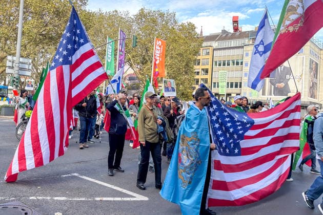 Deutschland: Düsseldorf, Am Samstag, den 19. September 2026, fand in Düsseldorf eine Demonstration mit Bezug zum Iran statt. Unter den Demonstrierenden waren israelische und US-amerikanische Flaggen zu sehen. Einige Teilnehmer zeigten außerdem Porträts von Reza Pahlavi und dem israelischen Ministerpräsidenten Benjamin Netanyahu. Auf den mitgeführten Plakaten und Bildern wurden unterschiedliche politische Botschaften im Zusammenhang mit der Situation im Iran dargestellt. Düsseldorf Deutschland Copyright: xOrhanxHabashx