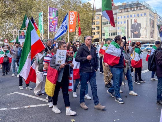 Deutschland: Düsseldorf, Am Samstag, den 19. September 2026, fand in Düsseldorf eine Demonstration mit Bezug zum Iran statt. Unter den Demonstrierenden waren israelische und US-amerikanische Flaggen zu sehen. Einige Teilnehmer zeigten außerdem Porträts von Reza Pahlavi und dem israelischen Ministerpräsidenten Benjamin Netanyahu. Auf den mitgeführten Plakaten und Bildern wurden unterschiedliche politische Botschaften im Zusammenhang mit der Situation im Iran dargestellt. Düsseldorf Deutschland Copyright: xOrhanxHabashx