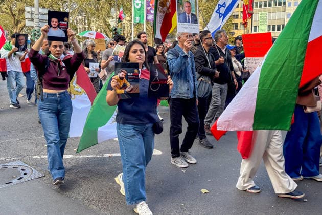 Deutschland: Düsseldorf, Am Samstag, den 19. September 2026, fand in Düsseldorf eine Demonstration mit Bezug zum Iran statt. Unter den Demonstrierenden waren israelische und US-amerikanische Flaggen zu sehen. Einige Teilnehmer zeigten außerdem Porträts von Reza Pahlavi und dem israelischen Ministerpräsidenten Benjamin Netanyahu. Auf den mitgeführten Plakaten und Bildern wurden unterschiedliche politische Botschaften im Zusammenhang mit der Situation im Iran dargestellt. Düsseldorf Deutschland Copyright: xOrhanxHabashx
