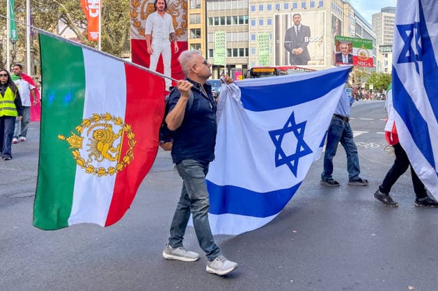 Deutschland: Düsseldorf, Am Samstag, den 19. September 2026, fand in Düsseldorf eine Demonstration mit Bezug zum Iran statt. Unter den Demonstrierenden waren israelische und US-amerikanische Flaggen zu sehen. Einige Teilnehmer zeigten außerdem Porträts von Reza Pahlavi und dem israelischen Ministerpräsidenten Benjamin Netanyahu. Auf den mitgeführten Plakaten und Bildern wurden unterschiedliche politische Botschaften im Zusammenhang mit der Situation im Iran dargestellt. Israels Flagge Düsseldorf Deutschland Copyright: xOrhanxHabashx