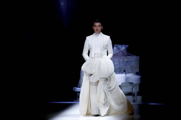 (260920) -- LONDON, Sept. 20, 2026 -- Hu Bing presents a creation at HUBING SELECTS show during the London Fashion Week in London, Britain, Sept. 19, 2026. ) BRITAIN-LONDON-HUBING SELECTS-SHOW LixYing 