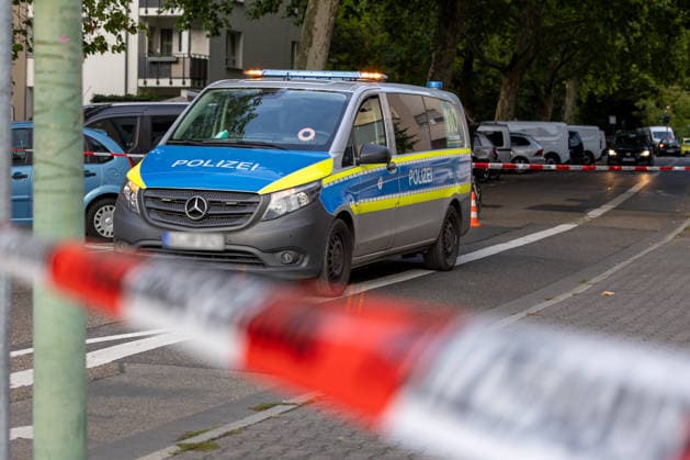 Frankfurt- Eckenheim: Abschleppdienst beschossen 19.09.2026: Polizeieinsatz in Frankfurt-Eckenheim nach Schüssen im Zusammenhang mit einem Abschleppvorgang in der Niederbornstraße. Nach Angaben der Polizei wurde zunächst ein Mitarbeiter eines Abschleppdienstes bei einer Auseinandersetzung verletzt; später soll eine Gruppe junger Männer auf weitere Mitarbeiter des Abschleppdienstes geschossen haben, die unverletzt blieben. Die Tatverdächtigen flüchteten, die Polizei fahndet nach ihnen und schließt nach aktuellem Ermittlungsstand einen Zusammenhang mit den sogenannten Violence as a Service-Delikten (VaaS) der vergangenen Tage aus.
