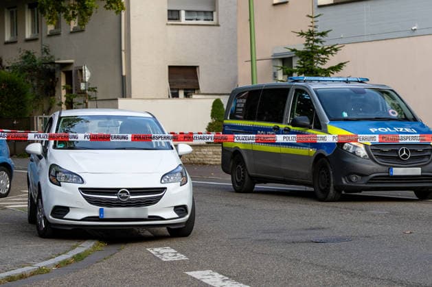 Frankfurt- Eckenheim: Abschleppdienst beschossen 19.09.2026: Polizeieinsatz in Frankfurt-Eckenheim nach Schüssen im Zusammenhang mit einem Abschleppvorgang in der Niederbornstraße. Nach Angaben der Polizei wurde zunächst ein Mitarbeiter eines Abschleppdienstes bei einer Auseinandersetzung verletzt; später soll eine Gruppe junger Männer auf weitere Mitarbeiter des Abschleppdienstes geschossen haben, die unverletzt blieben. Die Tatverdächtigen flüchteten, die Polizei fahndet nach ihnen und schließt nach aktuellem Ermittlungsstand einen Zusammenhang mit den sogenannten Violence as a Service-Delikten (VaaS) der vergangenen Tage aus.