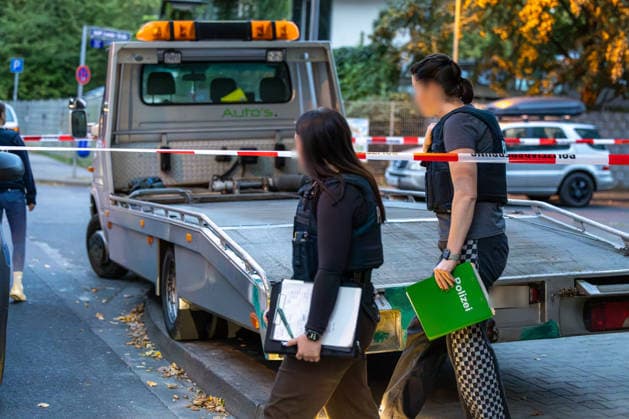 Frankfurt- Eckenheim: Abschleppdienst beschossen 19.09.2026: Polizeieinsatz in Frankfurt-Eckenheim nach Schüssen im Zusammenhang mit einem Abschleppvorgang in der Niederbornstraße. Nach Angaben der Polizei wurde zunächst ein Mitarbeiter eines Abschleppdienstes bei einer Auseinandersetzung verletzt; später soll eine Gruppe junger Männer auf weitere Mitarbeiter des Abschleppdienstes geschossen haben, die unverletzt blieben. Die Tatverdächtigen flüchteten, die Polizei fahndet nach ihnen und schließt nach aktuellem Ermittlungsstand einen Zusammenhang mit den sogenannten Violence as a Service-Delikten (VaaS) der vergangenen Tage aus.