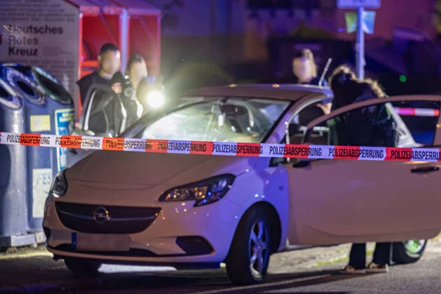 Frankfurt- Eckenheim: Abschleppdienst beschossen 19.09.2026: Polizeieinsatz in Frankfurt-Eckenheim nach Schüssen im Zusammenhang mit einem Abschleppvorgang in der Niederbornstraße. Nach Angaben der Polizei wurde zunächst ein Mitarbeiter eines Abschleppdienstes bei einer Auseinandersetzung verletzt; später soll eine Gruppe junger Männer auf weitere Mitarbeiter des Abschleppdienstes geschossen haben, die unverletzt blieben. Die Tatverdächtigen flüchteten, die Polizei fahndet nach ihnen und schließt nach aktuellem Ermittlungsstand einen Zusammenhang mit den sogenannten Violence as a Service-Delikten (VaaS) der vergangenen Tage aus.