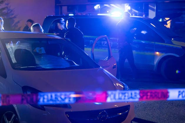 Frankfurt- Eckenheim: Abschleppdienst beschossen 19.09.2026: Polizeieinsatz in Frankfurt-Eckenheim nach Schüssen im Zusammenhang mit einem Abschleppvorgang in der Niederbornstraße. Nach Angaben der Polizei wurde zunächst ein Mitarbeiter eines Abschleppdienstes bei einer Auseinandersetzung verletzt; später soll eine Gruppe junger Männer auf weitere Mitarbeiter des Abschleppdienstes geschossen haben, die unverletzt blieben. Die Tatverdächtigen flüchteten, die Polizei fahndet nach ihnen und schließt nach aktuellem Ermittlungsstand einen Zusammenhang mit den sogenannten Violence as a Service-Delikten (VaaS) der vergangenen Tage aus.