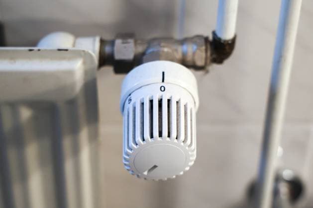 Thermostatisches Heizkörperventil mit Nullstellung, spart Energie und reduziert die Heizkosten Thermostatic radiator valve showing zero setting, conserving energy and reducing heating costs Copyright: imageBROKER MPfoto71 ibxpie19000037.jpg