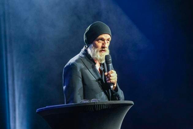 50 Jahre Comedy Arts, Gala in der Enni-Eventhalle ** NUR FÜR REDAKTIONELLE ZWECKE ** EDITORIAL USE ONLY **<p>Interpreten und Zuschauer befinden sich am 19.9.2026 der Enni-Eventhallein Moers und der Kabarettist Thorsten Sträter steht auf der Bühne. Zum Jubiläum wird eine große Gala aufgeführt. Foto : Arnulf Stoffel Funke Foto Services < p> Buntes Deutschland NRW Moers Copyright: ArnulfxStoffel