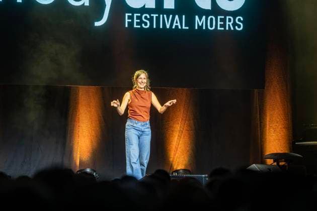 50 Jahre Comedy Arts, Gala in der Enni-Eventhalle ** NUR FÜR REDAKTIONELLE ZWECKE ** EDITORIAL USE ONLY **<p>Interpreten und Zuschauer befinden sich am 19.9.2026 der Enni-Eventhallein Moers und Sarah Hakenberg steht auf der Bühne. Zum Jubiläum wird eine große Gala aufgeführt. Foto : Arnulf Stoffel Funke Foto Services < p> Buntes Deutschland NRW Moers Copyright: ArnulfxStoffel