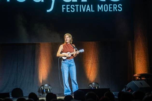 50 Jahre Comedy Arts, Gala in der Enni-Eventhalle ** NUR FÜR REDAKTIONELLE ZWECKE ** EDITORIAL USE ONLY **<p>Interpreten und Zuschauer befinden sich am 19.9.2026 der Enni-Eventhallein Moers und Sarah Hakenberg steht auf der Bühne. Zum Jubiläum wird eine große Gala aufgeführt. Foto : Arnulf Stoffel Funke Foto Services < p> Buntes Deutschland NRW Moers Copyright: ArnulfxStoffel