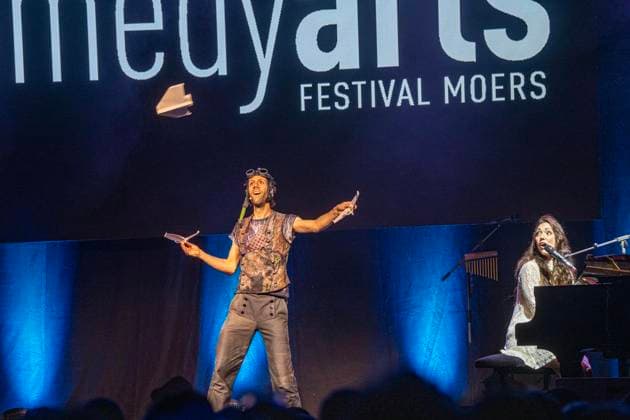 50 Jahre Comedy Arts, Gala in der Enni-Eventhalle ** NUR FÜR REDAKTIONELLE ZWECKE ** EDITORIAL USE ONLY **<p>Interpreten und Zuschauer befinden sich am 19.9.2026 der Enni-Eventhallein Moers und das Duo Felice &amp; Cortes steht auf der Bühne. Zum Jubiläum wird eine große Gala aufgeführt. Foto : Arnulf Stoffel Funke Foto Services < p> Buntes Deutschland NRW Moers Copyright: ArnulfxStoffel