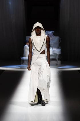 Hu Bing Selects: Urban Grace Spring Summer 2027 at London Fashion Week LONDON, ENGLAND - SEPTEMBER 19: A model walks the runway at the Hu Bing Selects: Urban Grace show during London Fashion Week 2026 on September 19, 2026 in London, England., Credit:Pupat Chenaksara Avalon UK, London  Copyright: xPupatxChenaksarax xAvalonx 1136495849