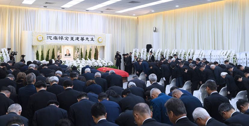 (260920) -- HONG KONG, Sept. 20, 2026 -- Participants take a bow at a public memorial for Tung Chee-hwa, former vice chairman of the National Committee of the Chinese People s Political Consultative Conference (CPPCC) and former chief executive of the Hong Kong Special Administrative Region (HKSAR), in Hong Kong, south China, Sept. 20, 2026. Tung died of illness at the age of 89 in Hong Kong on Sept. 8. He is regarded as an outstanding contributor to one country, two systems, a renowned patriot, an outstanding social activist and a close friend of the Communist Party of China (CPC). Tung served as vice chairman of the 10th, 11th, 12th and 13th National Committees of the CPPCC. He was the first- and second-term chief executive of the H