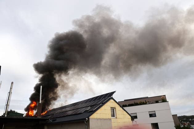 Flammen sowie Rauch schiessen aus dem Dach des ehemaligen Werkstattgebäudes Naturstein Stefan Wormser, Pestalozzistraße Friedhofsweg in Pegnitz, 20.09.2026, Brennende PV Anlage