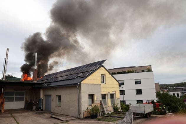 Flammen sowie Rauch schiessen aus dem dach des ehemaligen Werkstattgebäudes Naturstein Stefan Wormser, Pestalozzistraße Friedhofsweg in pegnitz, 20.09.2026,