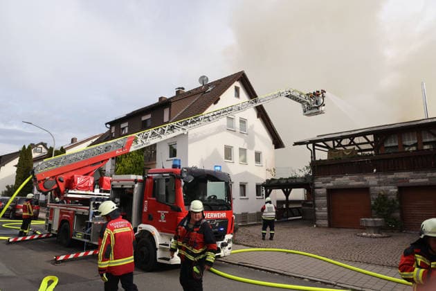 Von der Drehleiter in der Pestalozzistrasse wird das Feuer im ehemaliges Werkstattgebäude Naturstein Stefan Wormser, Pestalozzistraße Friedhofsweg in Pegnitz gelöscht, 20.09.2026, Oberfranken, Bayern,